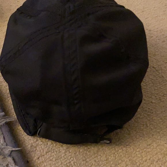 ASICS adjustable lightweight hat - Picture 2 of 3